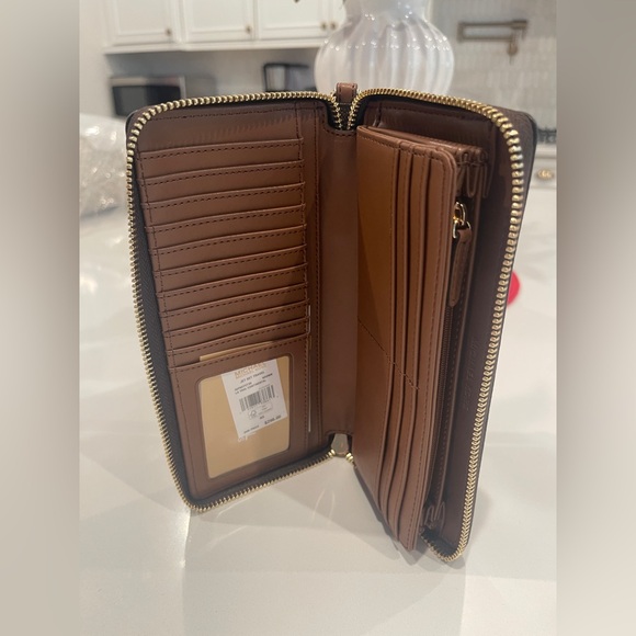 Michael Kors Tan Jet Set Travel Wallet - Picture 2 of 4